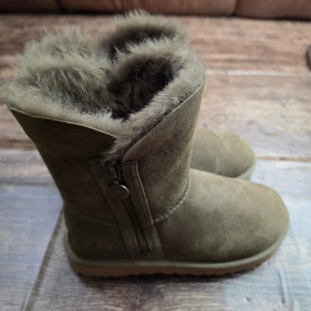 UGG Bailey Zip Short Boots Womens 8-9 Olive Green Suede Shearling Lined Winter